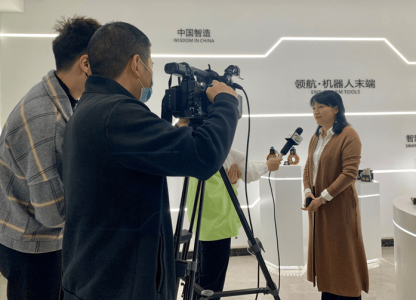 Zhengzhou TV Station and Zhengzhou Daily Came to Zhongwu Tech Park to Interview Linghang Robot