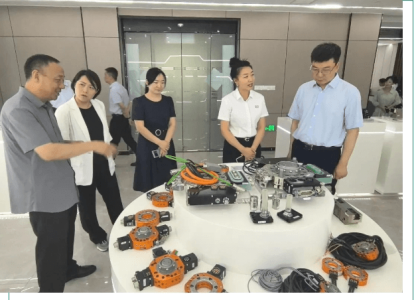 Zhengzhou Propaganda Minister Chen Ming Visits Linghang Robot