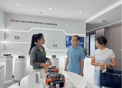City Industry and Information Technology Bureau leader Yang Jiwu and others inspected Linghang Robot