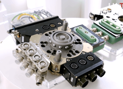 Why must the load capacity of the quick-change system exceed the load capacity of the robot?